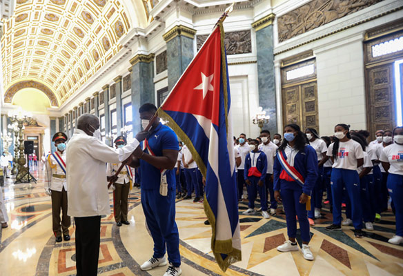 Esteban Lazo abanderó este sábado a la delegación cubana a los I Juegos Panamericanos junior en Cali. Foto: Roberto Morejón.
