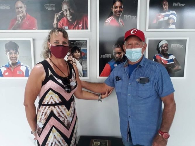 Armandito junto a Luisa Medina, estelar receptora de equipos Cuba.