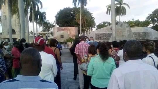 Una multitud de agradecidos llegan este jueves ante el sitio de reposo eterno de Fidel Castro. Foto: Yuzdanis Vicet