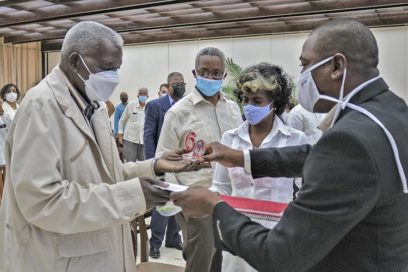 Recibe Esteban Lazo Sello 60 Aniversario del SNTAP (+Fotos)