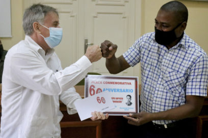 Placa Conmemorativa Aniversario 60 del SNTAP a la Unión de Juristas