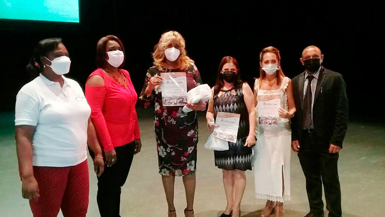De izquierda a derecha la Dra. C María Eugenia García Céspedes, directora provincial de salud pública, Niurka Bell, miembro del Buró Provincial del Partido, especialistas vinculadas directamente en las tres fases del ensayo clínico de Abdala, y el Dr. Rafael Suárez, director del “Saturnino Lora”. Foto: Betty Beatón Ruiz