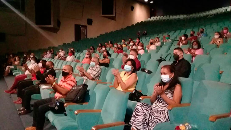 La sala principal del Heredia acogió a una representación de los trabajadores del hospital provincial de Santiago de Cuba vinculados a las tres fases del ensayo clínico de Abdala. Foto: Betty Beatón Ruiz