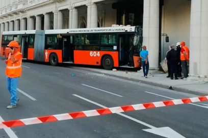 Ómnibus urbano impactó contra el Gran Hotel Manzana Kempinski en La Habana (+ Fotos)