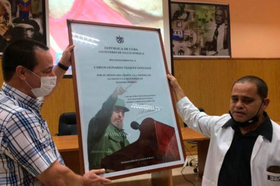 Reconocen a médico cubano por defender la salud y la seguridad del pueblo (+Fotos)