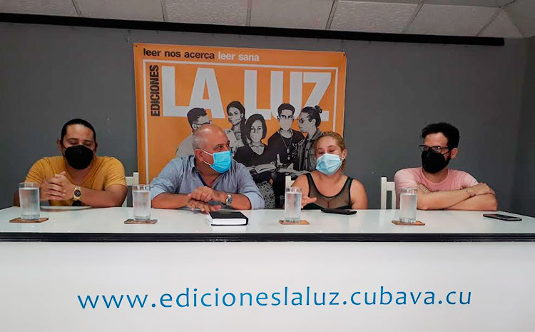 Alpidio Alonso interactuó con jóvenes artistas holguineros. Foto: Lianne Fonseca