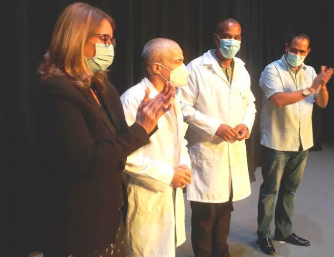 Amaury y Yasmil, al centro, se convirtieron en los primeros galenos matanceros en recibir el Sello Hombres de Ciencia. Foto: Noryis
