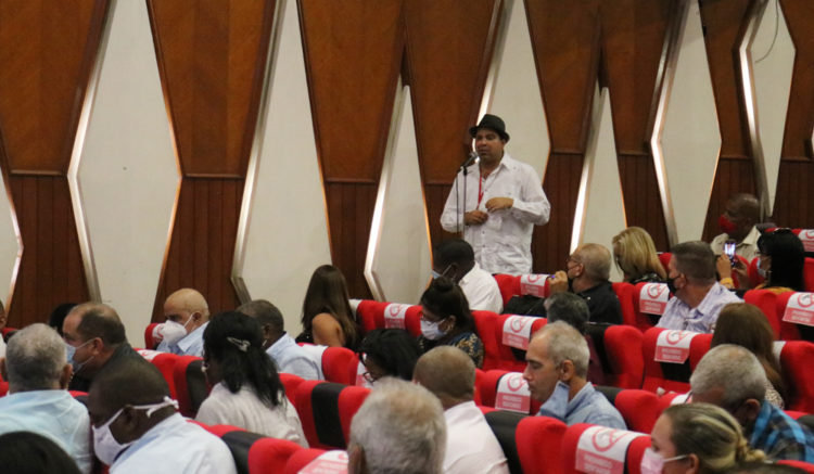 Arnaldo Rodríguez intervino en el Pleno. Foto: Heriberto González Brito.