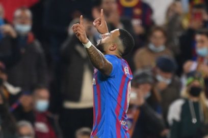 Xavi debuta como director del FC Barcelona con victoria 1-0 sobre el Espanyol.