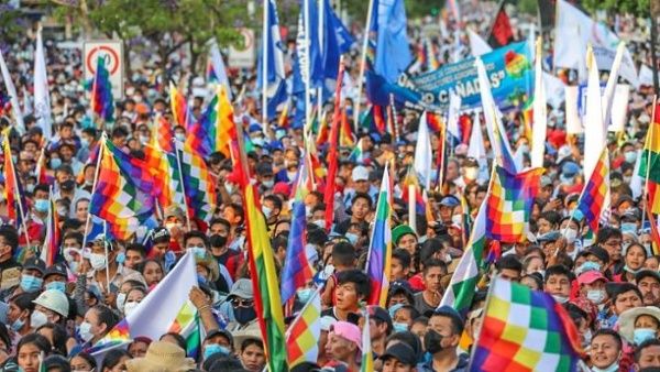 Bolivianos se movilizan en rechazo al paro de oposición y apoyan Gobierno de Arce