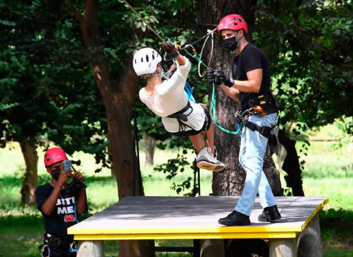 Un guía (D) recibiendo en una de las estaciones a una joven que disfruta de un salto del canopyy tour en el Parque Ecológico de La Habana, conocido popularmente como "Monte Barreto", en La Habana, el 6 de noviembre de 2021. Foto: Joaquín Hernández Mena/Trabajadores