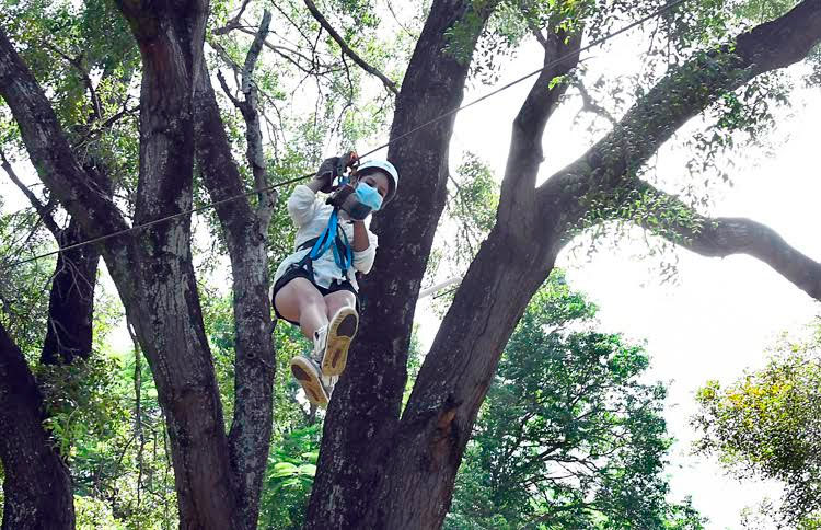 Una joven disfruta de un salto del canopyy tour en el Parque Ecológico de La Habana, conocido popularmente como "Monte Barreto", en La Habana, el 6 de noviembre de 2021. Foto: Joaquín Hernández Mena/Trabajadores