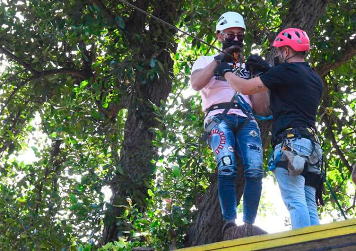 Un guía (D) ayuda a un joven para un salto del canopy tour en el Parque Ecológico de La Habana, conocido popularmente como "Monte Barreto", en La Habana, el 6 de noviembre de 2021. Foto: Joaquín Hernández Mena/Trabajadores
