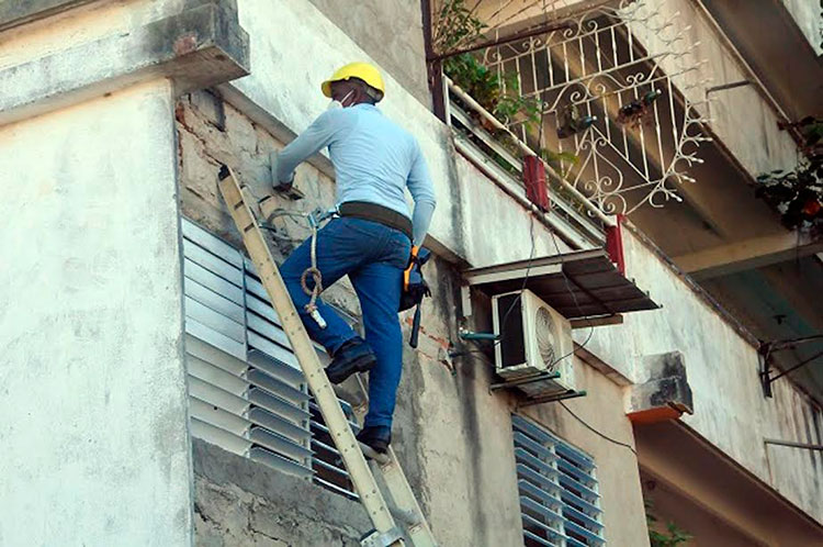 Los trabajadores de la División Territorial de la Empresa de Telecomunicaciones (Etecsa) ejecutaron la reparación de vías afectadas con el propósito de mantener las comunicaciones en cualquier circunstancia. Foto: Juan Carlos Dorado