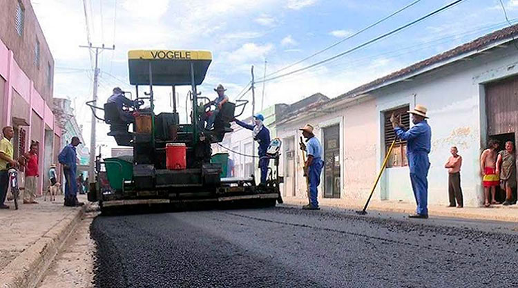 La aplicación de mezcla asfáltica mejora las calles de la también denominada Perla del Sur. Foto: Perlavisión