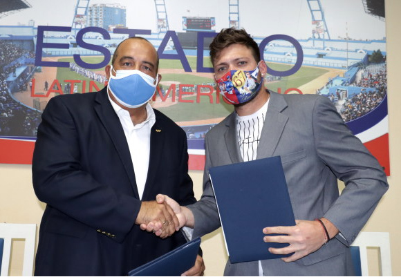 Yosvani Aragón, vicepresidente de la Federación Cubana de béisbol y Yariel Rodríguez, lanzador de Camaguey: Foto: Calixto Llanes