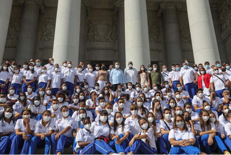 La delegación cubana en la Escalina del Capitolio. Foto: Roberto Morejón