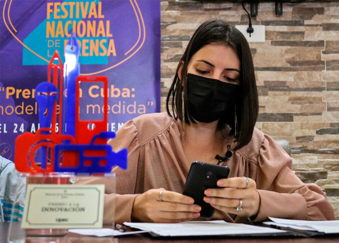 La periodista Patricia María Guerra Soriano, de Cubaperiodistas, conduce las sesiones del Festival, función que también desempeñó en la primera edición del evento. Foto: Heriberto González/Cubaperiodistas