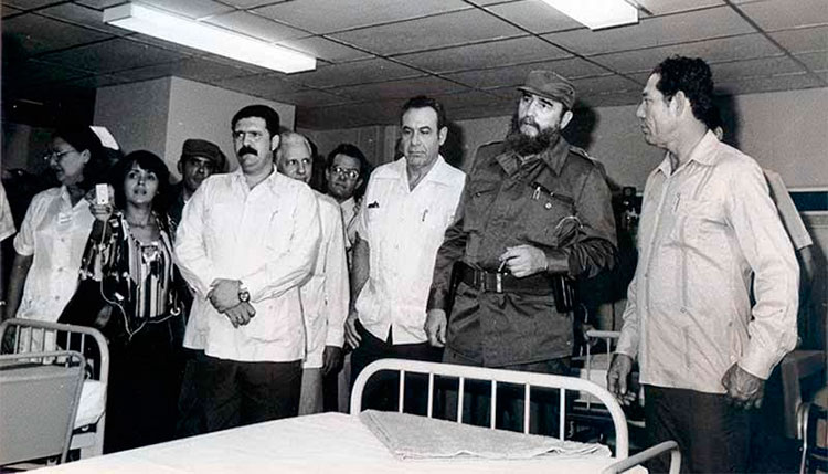Fidel recorrió áreas del hospital general Doctor Ernesto Guevara el 14 de junio de 1980. Foto: Tomada de Periódico26