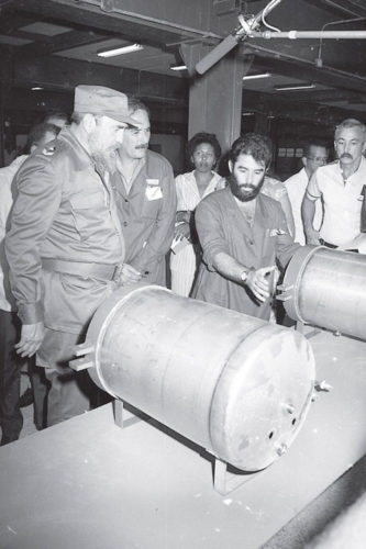 Recorrido al inaugurar el Combinado de Equipos Médicos en La Habana. Foto: Cortesía del Centro Fidel Castro Ruz