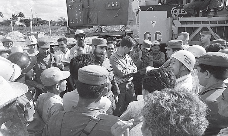Con los trabajadores de la fábrica de nitrogenados en Camagüey. Foto: Cortesía del Centro Fidel Castro Ruz
