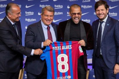 Laporta no descarta la vuelta de Messi e Iniesta al Barcelona en la presentación de Dani Alves.