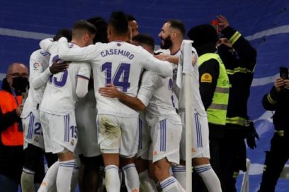 El Real Madrid sumó ante el Sevilla tres puntos muy importantes en la carrera por el título liguero. Un gol de Vinicius en el minuto 86 rompió el empate a uno y le permite seguir como líder en solitario de la Liga Española .