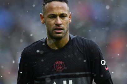 Neymar estará entre seis y ocho semanas fuera del PSG por esguince en un tobillo.