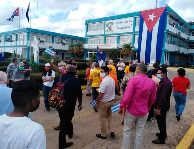 Esta es la primera visita que realiza una caravana de Pastores por Paz a la Empresa Industria Electrónica Comandante Camilo Cienfuegos.