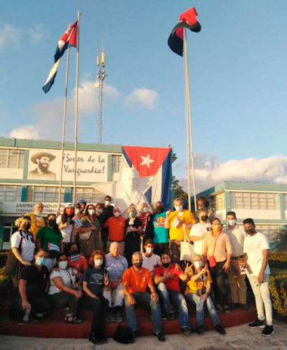Caravanistas y anfitriones al concluir el recorrido por la EIE.