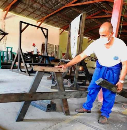 Yoan José Silva Sánchez ratifica la durabilidad de la madera. Foto: Jorge Pérez Cruz