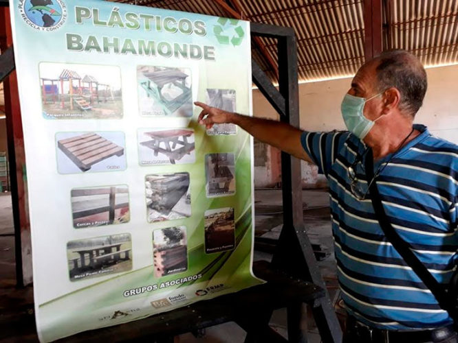 El tecnólogo Emilio Henríquez Guerrero muestra la diversidad de productos elaborados con la madera plástica. Foto: Jorge Pérez Cruz