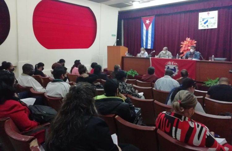 El pleno de la CTC en Pinar del Río contó con la presencia de Isdalis Rodríguez, diputada a la Asamblea Nacional del Poder Popular (ANPP) e integrante del secretariado nacional de la CTC y Eumelín González Sánchez, integrante del Buró Provincial del Partido. Foto: Yolanda Molina