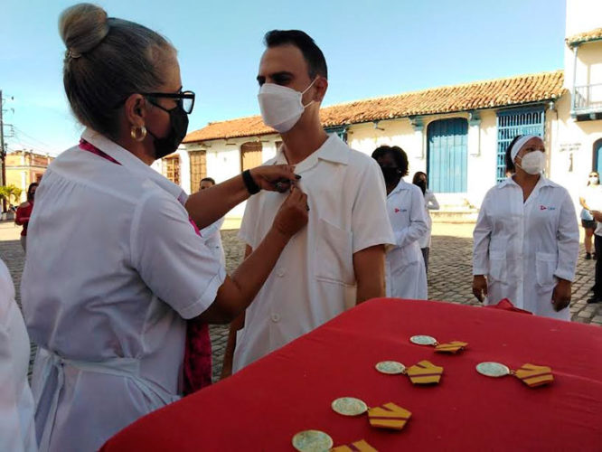 Un grupo de trabajadores de la Salud fueron reconocidos en Camagüey con la medalla Hazaña Laboral. Foto: Gretel Díaz Montalvo