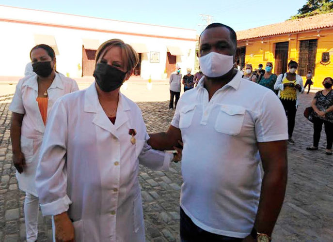 Para la doctora María del Carmen Romero Sánchez, especialista de segundo grado en Medicina General Integral, recibir la medalla Jesús Menéndez fue un gran honor. Foto: Gretel Díaz Montalvo