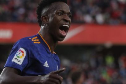 Kroos y Modric dirigen la goleada 4-1 del Madrid en Granada y son punteros en la Liga.