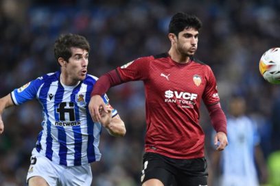 La Real Sociedad cede el trono de la Liga Española al empatar a cero con el Valencia.