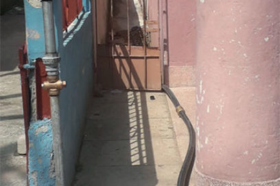 Llegaron, rompieron, y ahora no hay quien arregle