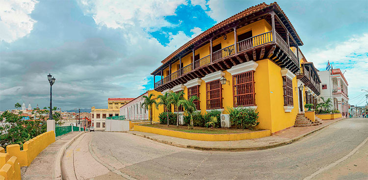 La antigua estación de la Policía Nacional, en la Loma del Intendente, es hoy el Museo de la Lucha Clandestina, donde se resume la épica de aquellos años de rebeldía contra el tirano que tuvo, entre sus momentos cumbres, el alzamiento armado de la ciudad de Santiago de Cuba el 30 de noviembre de 1956. Foto: Miguel Rubiera Jústiz