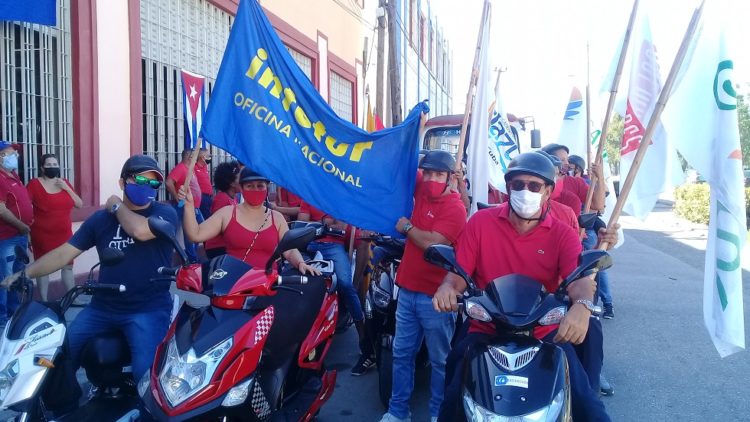 Agencias de viajes, cadenas hoteleras y extrahoteleras y entidades de ramo prestatarias de servicios formaron parte de la caravana de vehículos. Foto: Betty Beatón Ruiz