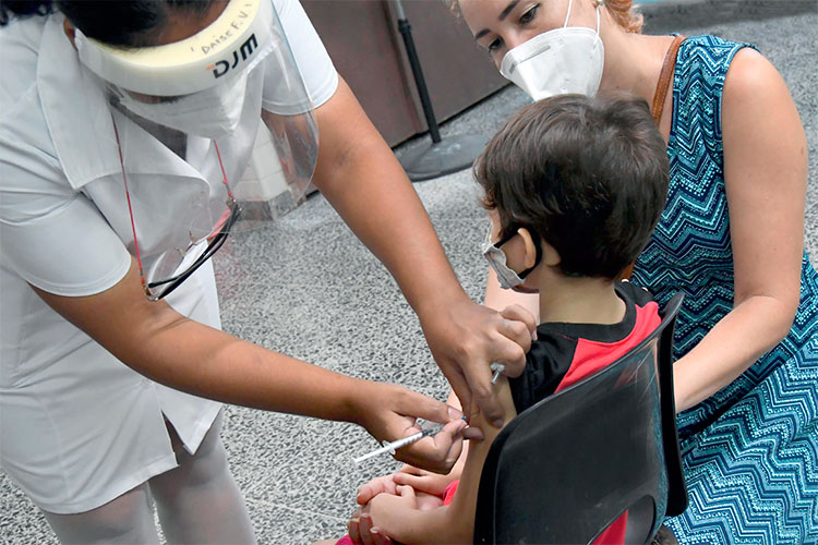 Cuba fue el primer país en comenzar una campaña de vacunación masiva de niños entre dos y 11 años. Foto: Joaquín Hernández Mena