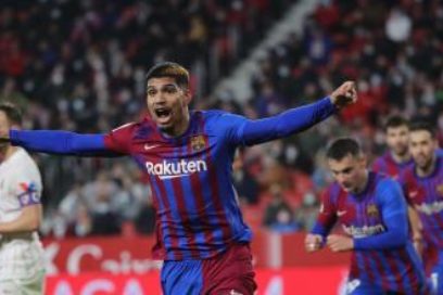 Barça empata a un gol con Sevilla: El Sevilla se adelantó con jugada preparada que finalizó Papu Gómez tras un córner y por la misma vía, de cabeza, empató el defensor culé Ronald Araújo. Sevilla va segundo con 38 puntos y el Barça séptimo con 28.