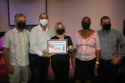 Recibe Empresa de Seguros placa 60 Aniversario del Sindicato de Administración Pública