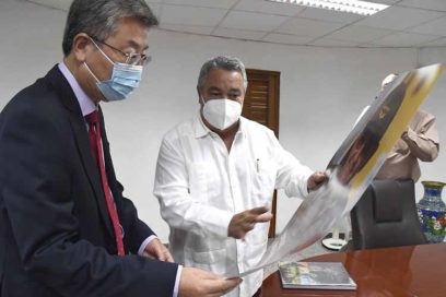 Recibe Ulises Guilarte a embajador chino Ma Hui