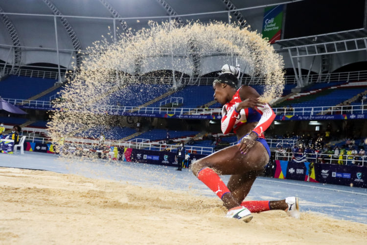 Leyanis Pérez, de Cuba, reacciona en la final del salto triple en el atletismo de los I Juegos Panamericanos Júnior celebrado en el Estadio Pascual Guerrero, de Cali, Valle del Cauca, Colombia. FOTO: Calixto N. Llanes