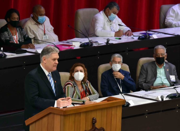 El Ministro de Economía explica a los diputados el Plan para el 2022. Foto: Tony Hernández Mena