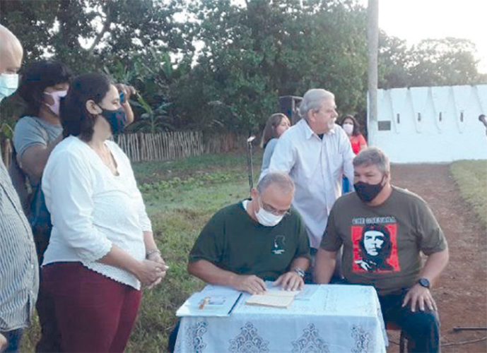 El Héroe de la República de Cuba Antonio Guerrero dedica uno de sus libros a la provincia de Ciego de Ávila. Foto: ACN