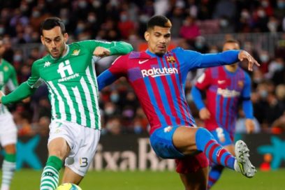 El Betis derrota al Barcelona (0-1) con gol de Juanmi y frena la escalada de los azulgranas.