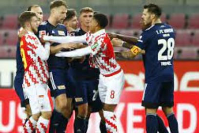 Unión Berlín llegó a puestos de Liga de Campeones tras derrotar 2-1 al Leipzig.