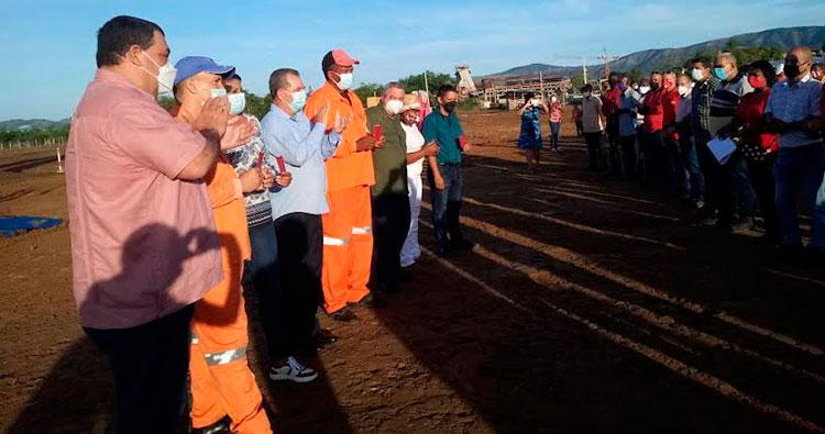 El acto por el Día del Constructor en Santiago de Cuba devino momento oportuno para el intercambio enriquecedor entre los presentes. Foto: Zenaybis Leyva